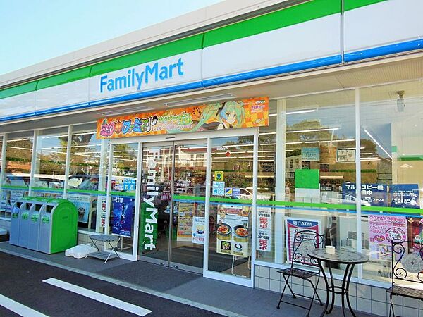 ファミリーマート武豊冨貴駅東店　徒歩約6分（約428ｍ）