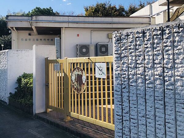 富貴保育園　徒歩約18分（約1400ｍ）自然に囲まれた豊かな環境の中で優しさや思いやりの心を育てる保育をしています。