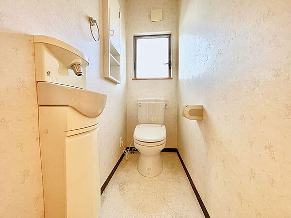 節水型でエコなトイレには、今では当たり前のウォシュレット付き。