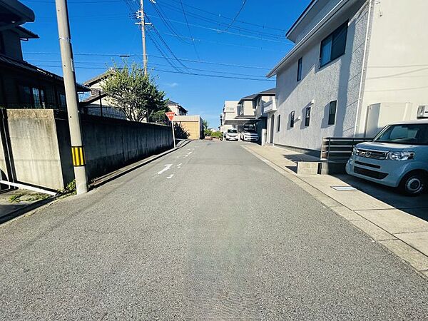 閑静な住宅街なので、周囲の住宅街とも程よい距離があります。