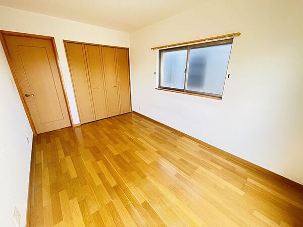 木目のフローリングが暖かみのある室内に。明るい洋室で心地のいい朝を迎えられそう。