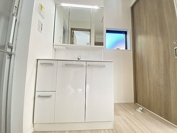 キッチンと洗面所の行き来もできるので、スムーズに家事ができますね◎