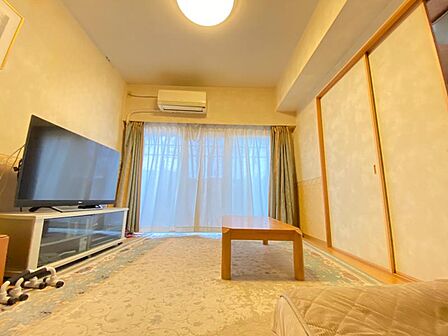 間取りの中央にあるリビングは、ご家族が集まりやすい空間です♪家族の会話が自然と増えますね。