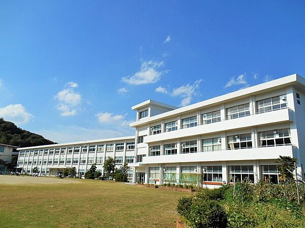豊坂小学校まで　1390m　徒歩約18分●校訓は「さとく（知）　正しく（徳）　すこやかに（体）」で、目指す子どもは、「自分と仲間のよさを生かし、生きる力を身につけたたくましい子」。