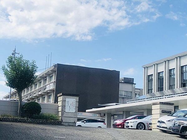徒歩約18分●校訓「創造と調和」。新美南吉が卒業した学校。南吉作品を教材とした学習も行い文学と地域を密接に学べます。