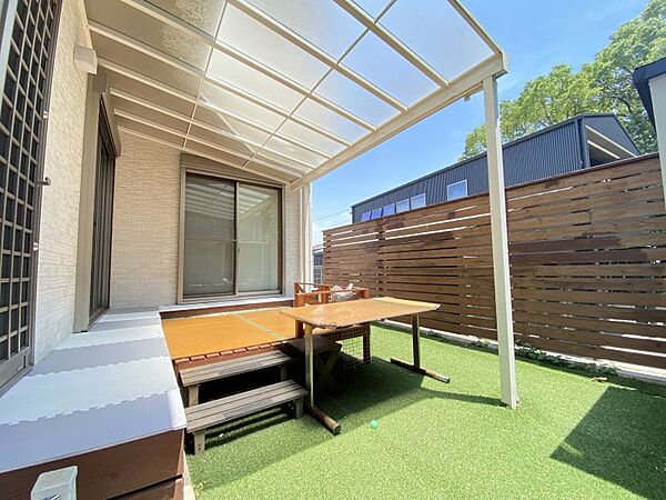 人工芝を敷き詰めたプライベート感のあるお庭。ウッドデッキと連動し、BBQなども楽しめます♪