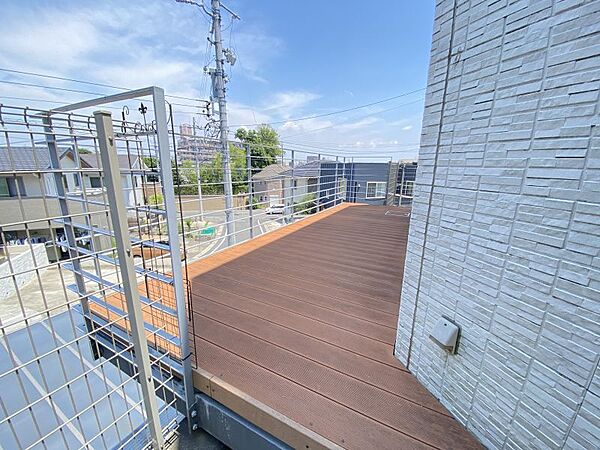 リビングからフラットに繋がる広々ウッドデッキ。青空の下でセカンドリビングとして活躍します！