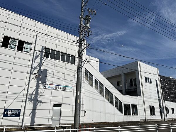 知多半田駅まで　588m　徒歩約8分●電車は特急が停まります。エレベーター設置有り。中部国際空港行のバスや、東京方面の高速バスの停留所があります。