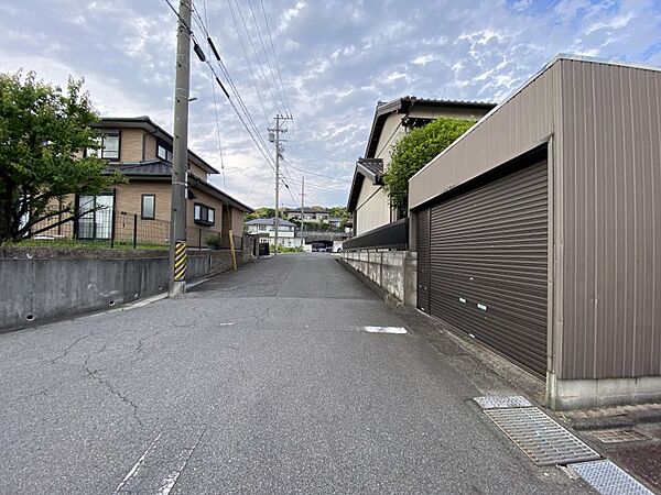 見通しの良い直線道路。毎日の駐車も安心です！