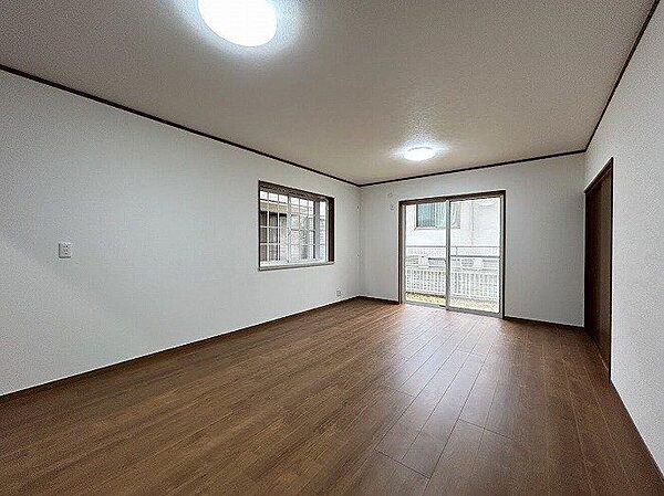 二面彩光のリビング。どこにいても家族のぬくもりが感じられる居心地よい空間です◎