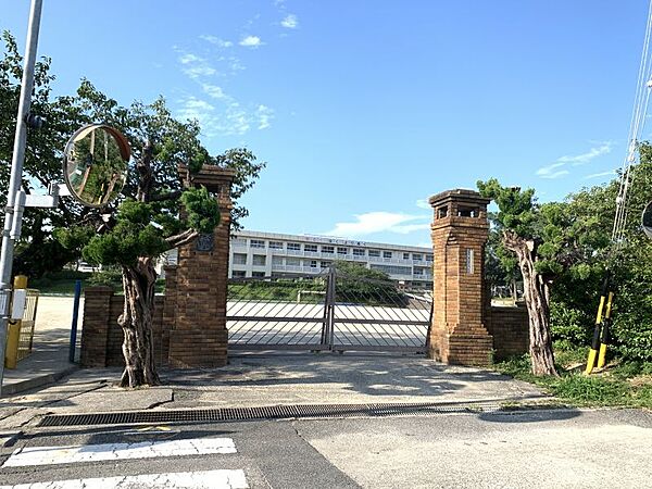 武豊小学校まで　1700m　徒歩約22分●「明るく　強く　より高く」笑顔で挨拶、丈夫な身体をもち、心たくましく、夢に向かって努力し仲間とともに伸びていく子を育てます。
