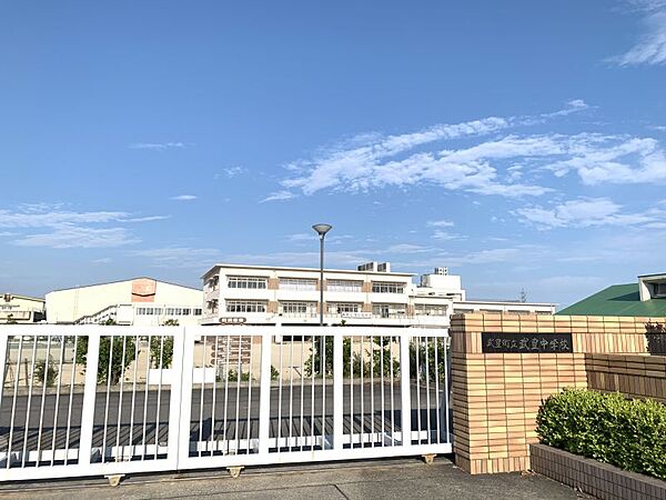 武豊中学校　1400ｍ　徒歩約18分　「親和、協力、みがこう心と校舎」高台にあります。衣浦小学校と武豊小学校と緑ヶ丘小学校の3つが入るマンモス校です。