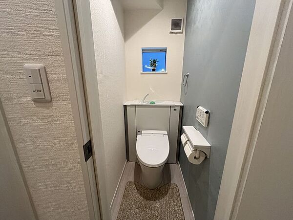 タンクが隠れるキャビネットタイプトイレ！掃除がしやすく、雑然としがちなトイレ空間がスッキリとした印象に！