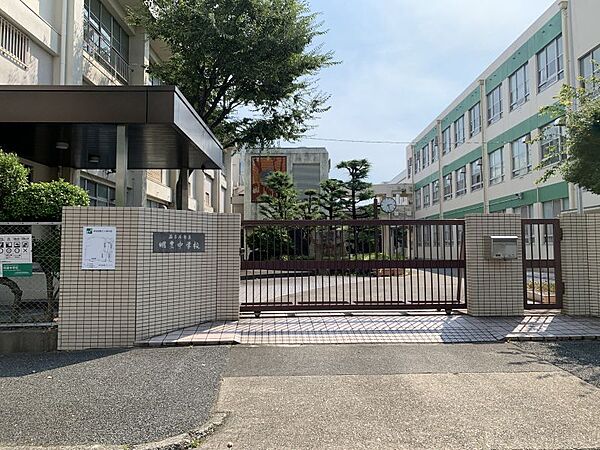明豊中学校まで　775m　徒歩約10分●教育目標「心明るく、知性豊かに」　野球部、サッカー部、ソフトテニス部、ハンド部、バレー部、剣道部、美術部など多数の部活があります