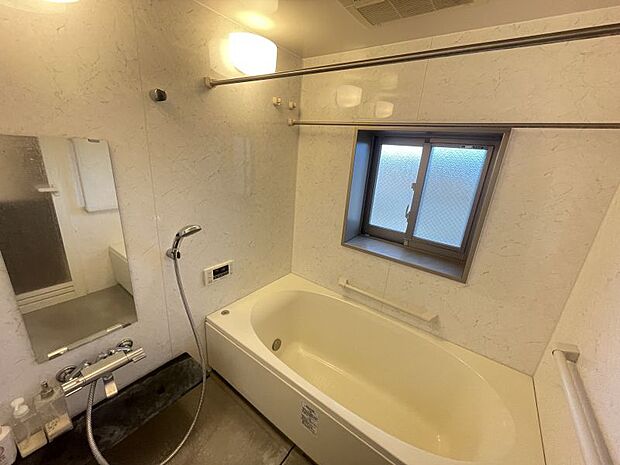足をのばして入れる広々とした浴室。空気が籠らない様に小窓も設置されています！