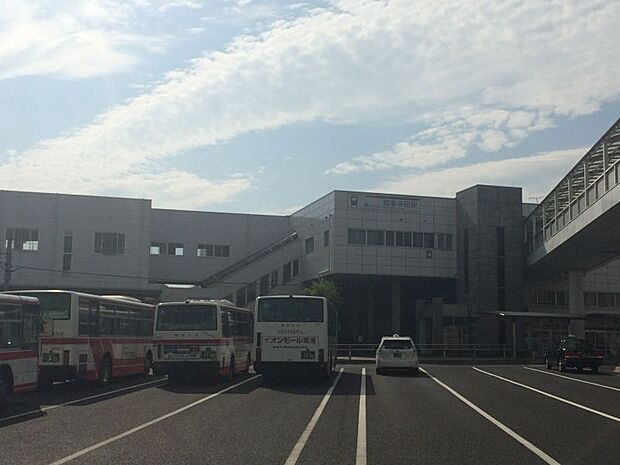 名鉄河和線「知多半田」駅　850ｍ　徒歩約11分。中部国際空港行のバスや、東京方面の高速バスの停留所があります。エレベーター設置あり。