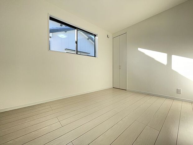 どんな家具も合わせやすい白を基調としたお部屋です！
