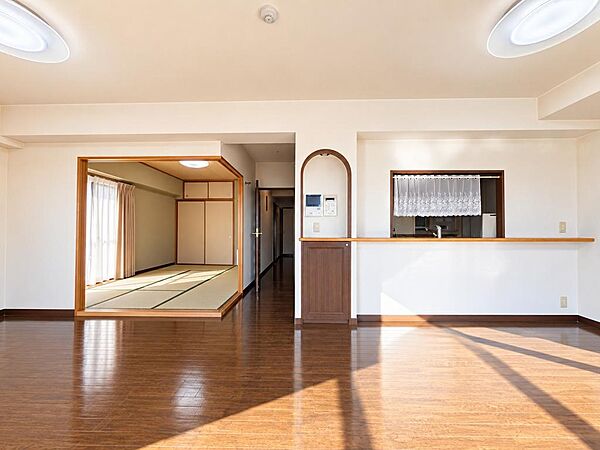 LDK部分は約１７帖あり、ゆったりと過ごしていただくことができます。※家具消去加工を施しています。