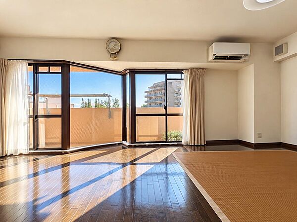 前面に遮蔽物がないので青空を望むことができ、風通しがとても良いお部屋です！　ずっと居たくなる、快適なリビングですよ♪　※家具消去加工を施しています。