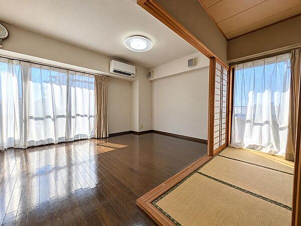 リビングを広く使いたい時、客間としても活用できる、和室。開け放すと２面採光になりとても開放的です。※家具消去加工を施しています。