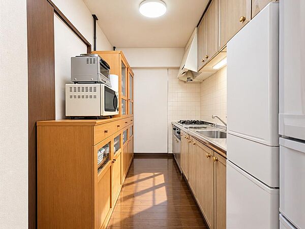 キッチンと洗面室が廊下を出ずに行き来できるウォークスルー構造。生活する人の導線を考えられた間取りとなっております。　※家具消去加工を施しています。