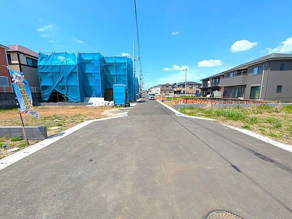 第三者が通り抜けができない、分譲地の方だけの道路です。小さなお子様が道路に飛び出しても抜け道ではないので安心です。