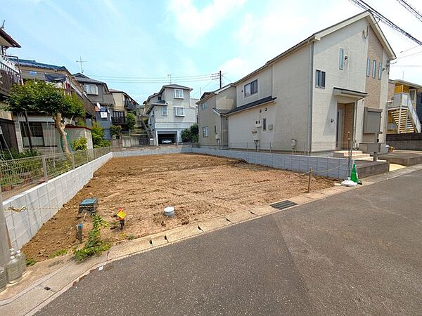 今なら自由設計で理想のお住まいをお建て頂けます。約44坪の広い敷地で、2台駐車も可能です。