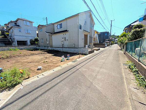 前面道路は安心の公道です。4ｍではございますが、一本入った住宅街ですので、居住者以外の侵入もほとんどなく安心です。