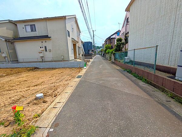 前面道路は安心の公道です。4ｍではございますが、一本入った住宅街ですので、居住者以外の侵入もほとんどなく安心です。