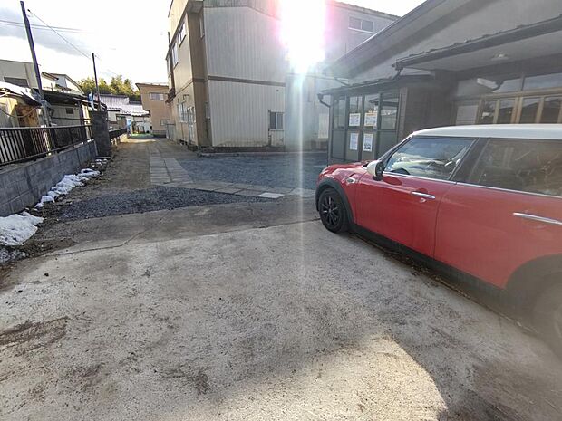 【リフォーム済】駐車場別アングルです。車庫解体を行いました。駐車スペースが広がりますね。