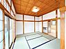 室内：【リフォーム済】1階玄関横の和室別アングルです。照明器具はすべて新品に交換いたしました。