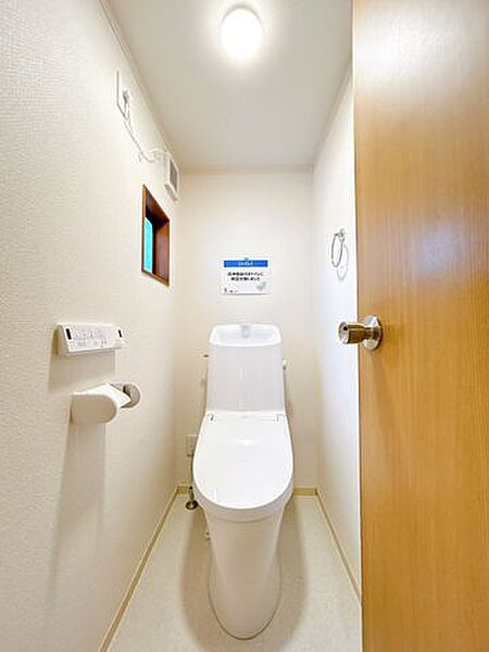 【リフォーム済】トイレです。ウォシュレットが付いているのが、ありがたいですね。