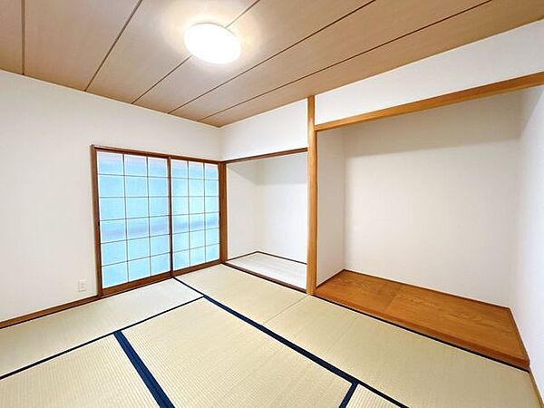【リフォーム済】1階6畳和室です。クロスの張替えと畳表替えを行いました。リビングと隣接しているので、お子様の遊び部屋にいかがでしょうか。