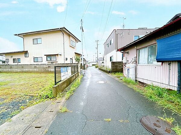 【リフォーム済】前面道路です。道幅約4ｍなので、大きめのお車でも通行出来ます。