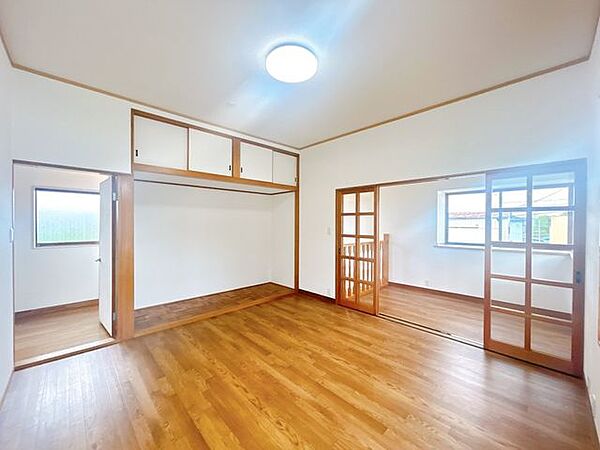 【リフォーム済】2階東側の洋室です。床はクッションフロア貼、天井壁のクロスは張替えました。収納部屋としても活用できますね。