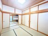 子供部屋：【リフォーム済】1階北側の和室です。畳は表替え、ふすま障子は張り替えました。い草の香りに癒される、居心地の良いお部屋に仕上がりました。