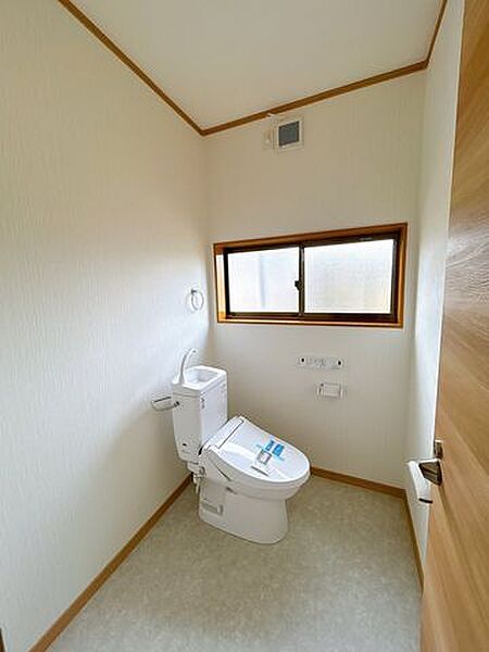 【リフォーム済】リクシル製の温水洗浄付便器に新品交換。天井・壁はクロス貼り換え、床はクッションフロアに張替えました。清潔感のあるトイレに仕上がりました。