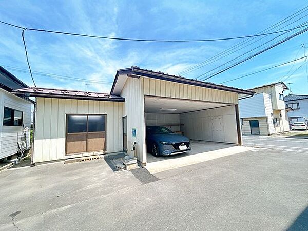 【リフォーム済】駐車場です。駐車スペースは4台分確保（車種によります）。複数台お車を所有されている方にもおすすめです。