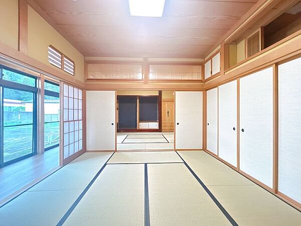 【リフォーム済】続き間の和室です。畳は表替え、ふすま障子は張り替えました。い草の香りに癒される、居心地の良いお部屋に仕上がりました。