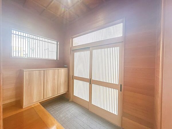 【リフォーム済】玄関ホールです。シューズボックスを交換し、天井・壁のクロスを張替えました。玄関はお家の顔となる部分、お客様が最初に目にする場所だからこそ、第一印象が大切ですね。