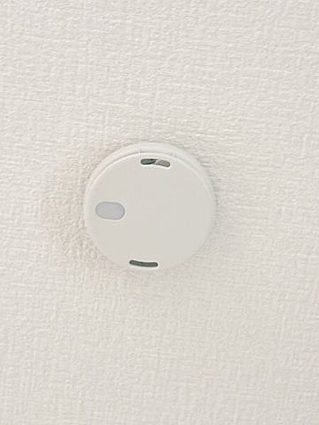 【リフォーム済】全居室に火災警報器を新設。キッチンには熱式、その他のお部屋や階段には煙式のものを設置します。万が一の火災も大事に至らないように、安全面も気を抜かずリフォームをしています。
