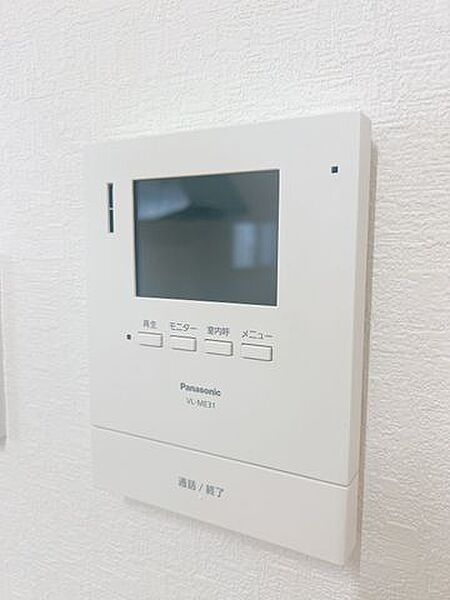 【リフォーム済】新しく設置するドアホンはカラーモニター付き。リビングに設置のモニターで玄関にいらしたお客様を確認してから応対できます。留守中の来客も記録できるので防犯面でも安心ですね。