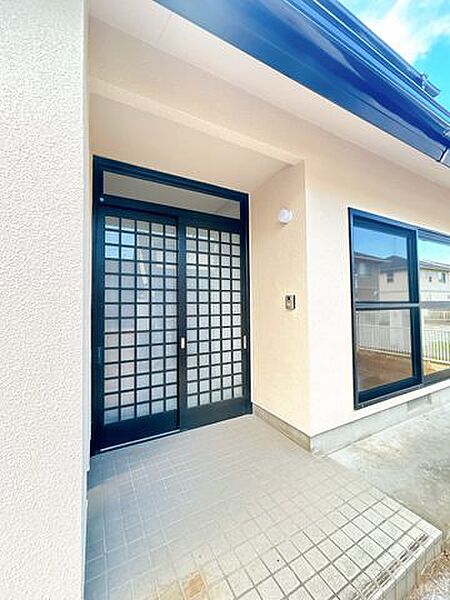 【リフォーム済】玄関の外観です。玄関ドアは鍵交換、クリーニング、建付の調整を行いました。