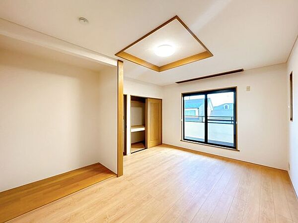 【リフォーム済】2F西側洋室です。壁・天井クロスの張替え、床はフローリングに張替えを行いました。