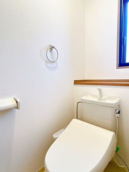 【リフォーム済】2Fトイレです。トイレは新品に交換、壁・天井クロスの張替え、床はクッションフロアに張替えを行いました。