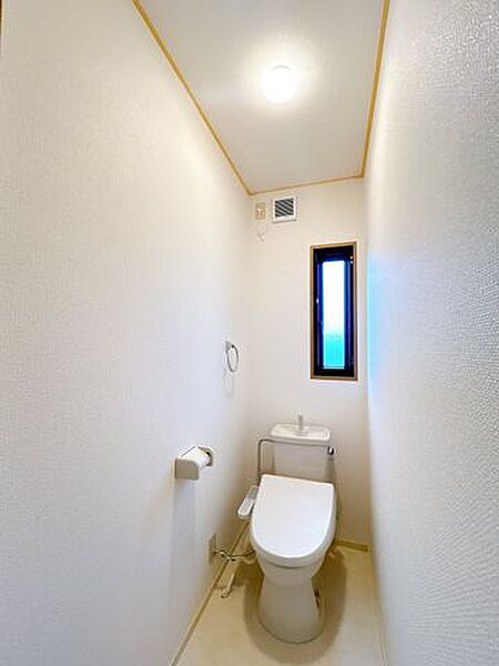 【リフォーム済】トイレは新品に交換、壁・天井クロスの張替え、床はクッションフロアに張替えを行いました。