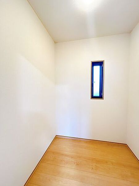 【リフォーム済】2F西側洋室にはウォークインクローゼットがございます。壁・天井はクロスの張替え、床はフローリングに張替えを行いました。