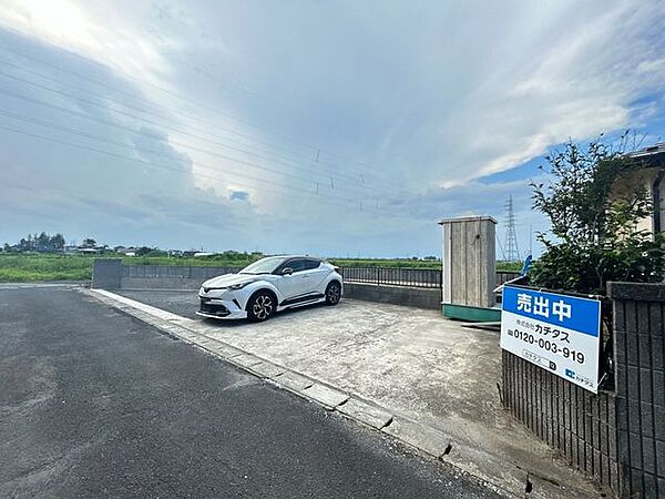 【リフォーム済】駐車場です。拡張工事後は3台まで駐車可能になりました。（車種によります）