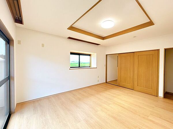 【リフォーム済】1F洋室です。壁・天井クロスの張替え、床はフローリングに張替えを行いました。