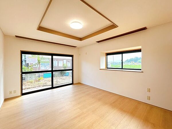 【リフォーム済】1F洋室別アングルです。南側に窓がございますので、採光の取れた日当たりのいい洋室になります。